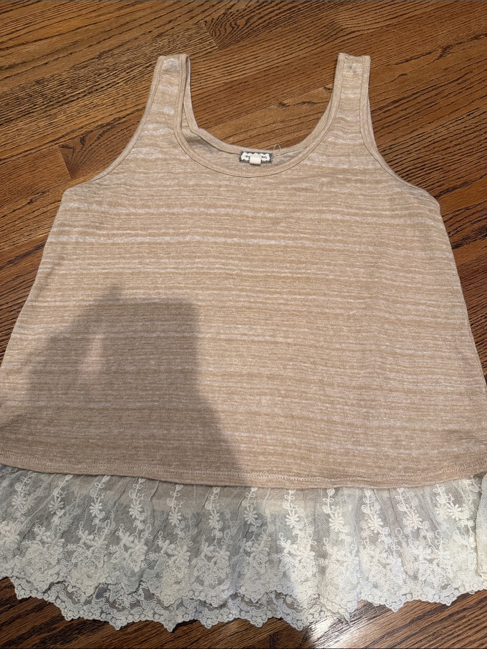 Eyeshadow Lace-Hem Tank Top in Beige Sz large